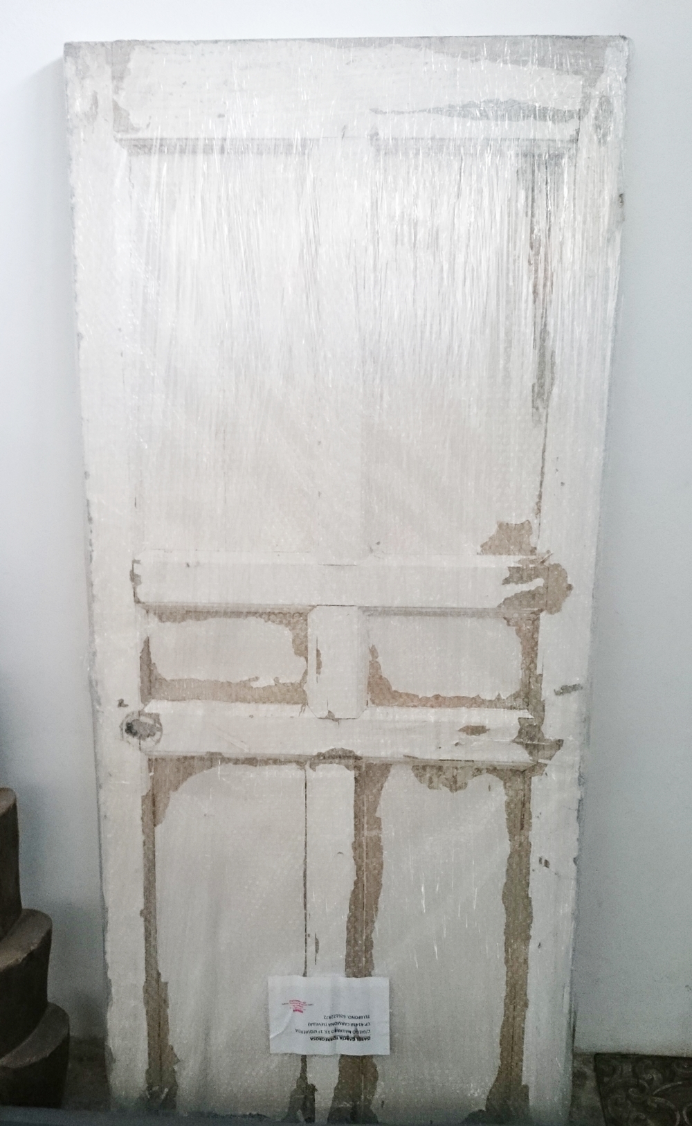 Un cabecero de cama personalizado hecho con puertas recuperadas